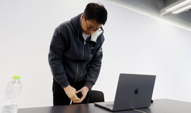 지난 3일 오전 경기 성남시 판교 테크원타워에서 열린 ‘국내 가상자산 거래소의 위믹스 상장폐지 결정’ 관련 긴급 기자간담회에서 위믹스 재단 김석환 대표가 고개 숙여 사과하고 있다. [사진=뉴시스]