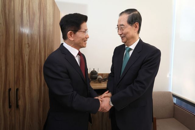 김문수 국민의힘 대선 후보와 한덕수 무소속 대선 후보가 7일 서울 종로구의 한 식당에서 단일화 관련 회동을 하고 있는 모습 [사진제공=뉴시스]<br>