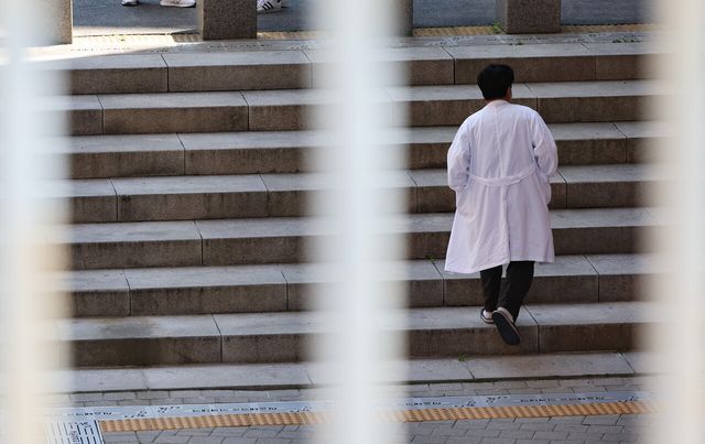 지난 7일 서울 소재 한 의과대학에서 의료진이 걸음을 옮기고 있다. [사진제공=뉴시스] <br>