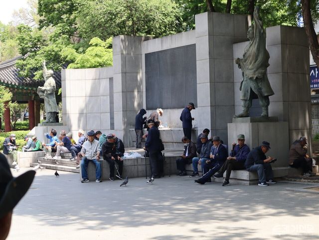 8일 오후 서울 종로구 탑골공원 한편에서 어르신들이 이야기를 나누고 있다. ⓒ투데이신문
