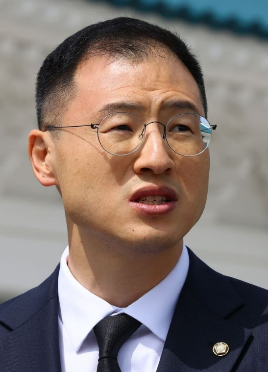 국민의힘 김상욱 의원이 8일 오전 서울 동작구 국립서울현충원 참배 후 탈당 기자회견을 하고 있다.&nbsp;[사진출처=뉴시스]<br>