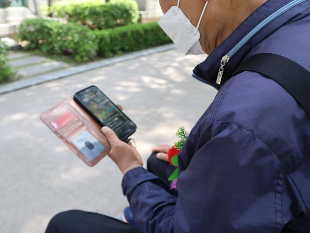 스마트폰으로 유튜브를 시청 중인 김씨(70세). 그의 옷깃엔 카네이션이 달려 있다. ⓒ투데이신문