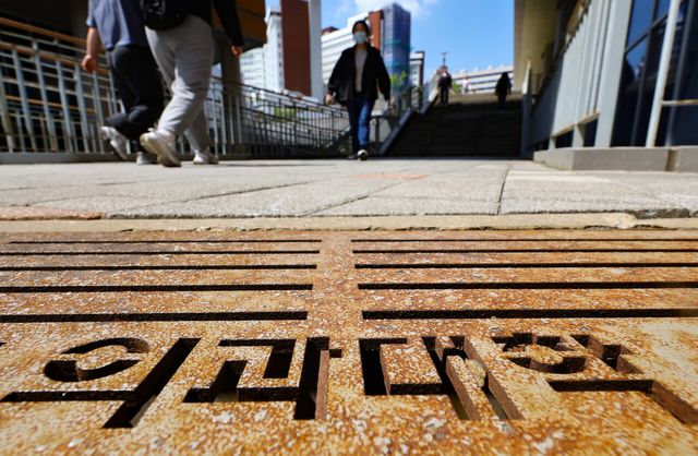 지난 7일 서울에 위치한 모 의과대학 인근에서 시민들이 걸어가고 있다. [사진제공=뉴시스]<br>