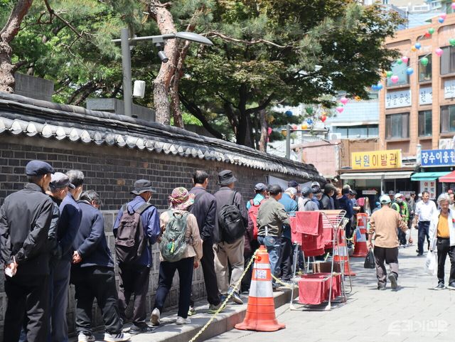 어버이날인 8일 정오 서울 종로구 탑골공원에서 무료급식을 기다리는 어르신들의 모습. ⓒ투데이신문