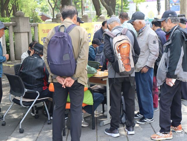 8일 오후 서울 종로구 탑골공원 돌담 주변에서 어르신들이 바둑판을 둘러싸고 시간을 보내고 있다. ⓒ투데이신문