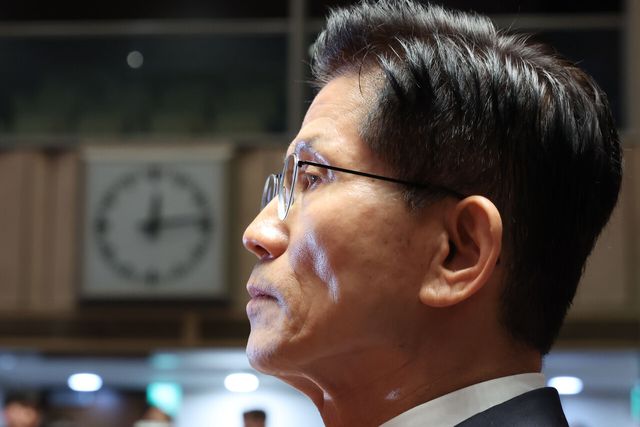 국민의힘 김문수 대선 후보가 9일 오전 서울 여의도 국회에서 열린 의원총회에서 권영세 비상대책위원장의 발언을 듣고 있다.&nbsp;[사진출처=뉴시스]<br>