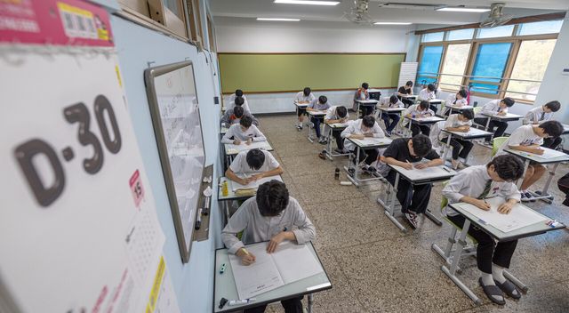 지난해 10월 15일 광주 소재 모 고등학교 한 교실에서 학생들이 공부하고 있다. [사진제공=뉴시스]<br>