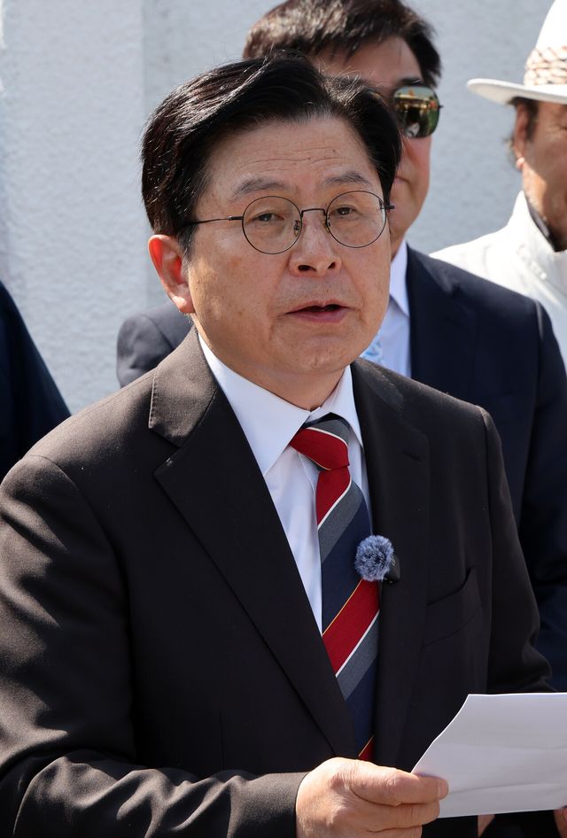 &nbsp;황교안 전 국무총리가 지난 4월 24일 오후 서울 종로구 정부서울청사 앞에서 지지자들과 함께 기자회견을 열고 한덕수 대통령 권한대행 국무총리에게 요청하는 부정선거 방지 조치 관련 발언을 하고 있는 모습. [사진제공=뉴시스]<br>