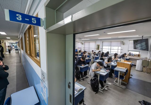 2026학년도 대학수학능력시험 6월 모의평가 시행일이었던 지난 4일 서울 금천구 소재 한 고등학교에 재학 중인 학생들이 시험을 준비하고 있다. [사진제공=뉴시스]<br>