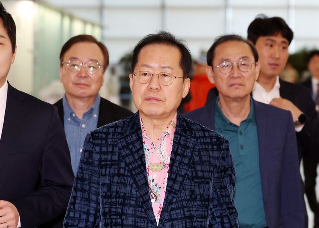 홍준표 전 대구시장이 지난달 10일 인천국제공항을 통해 미국으로 출국하고 있다. [사진제공=뉴시스]