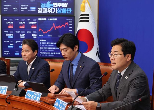 박찬대 더불어민주당 당대표 직무대행 겸 원내대표가 11일 서울 여의도 국회에서 열린 최고위원회의에서 발언을 하고 있다. [사진제공=뉴시스]