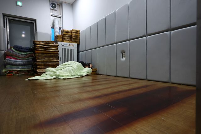 한파가 이어졌던 지난 2월 6일 서울 중구 서울특별시립 다시서기서울역희망지원센터를 방문한 노숙인이 휴식을 취하고 있다. [사진제공=뉴시스]