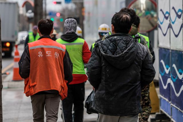 서울 시내 아파트 건설현장에서 건설노동자들이 이동하고 있다. [사진=뉴시스]