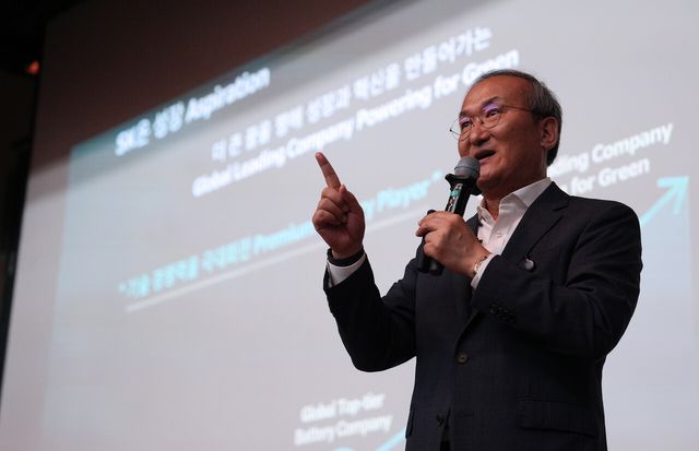 이석희 SK온 대표이사가 지난 10일 대전 유성구 카이스트 내 KI빌딩 퓨전홀에서 특강을 진행하고 있다. [사진=SK온 제공]