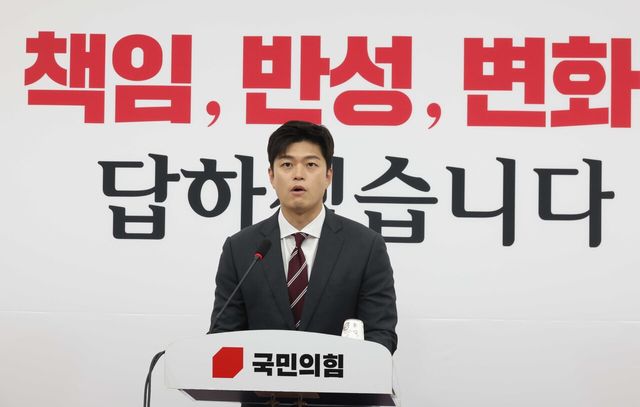 김용태 국민의힘 비상대책위원장이 12일 서울 여의도 국회에서 검찰개혁 4법과 관련해 입장발표를 하고 있다. [사진제공=뉴시스]