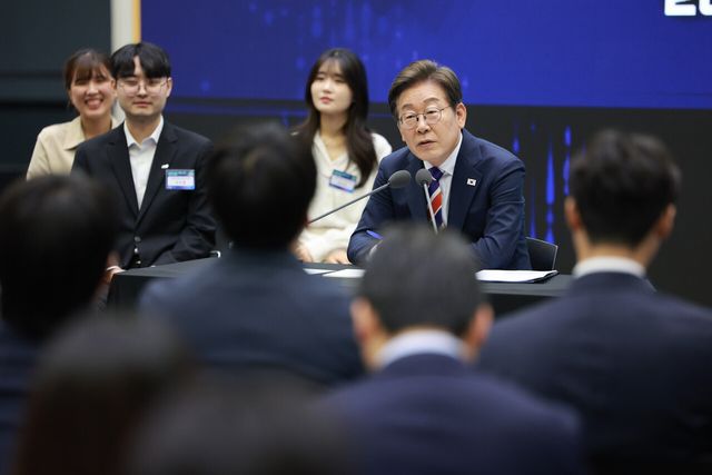 이재명 대통령이 지난 11일 서울 영등포구 한국거래소에서 진행된 주식시장 불공정거래 근절을 위한 현장 간담회에 참석해 있다. [사진제공=뉴시스]