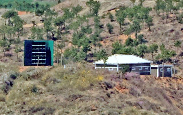 지난 4월 경기도 파주시 오두산통일전망대에서 바라본 북한 개풍군 마을에 설치된 대남 확성기에서 소음 방송이 나오고 있다. [사진제공=뉴시스]