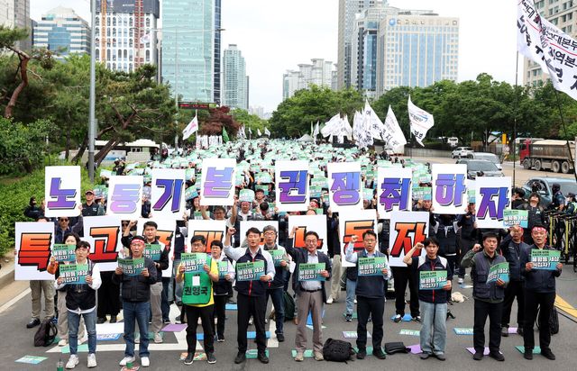 전국민주노동조합총연맹(민주노총) 조합원들이 지난달 19일 서울 여의도 국회 앞에서 ‘특수고용·플랫폼 노동자 노동기본권 쟁취 민주노총 결의대회’를 진행하고 있다. [사진제공=뉴시스]<br>