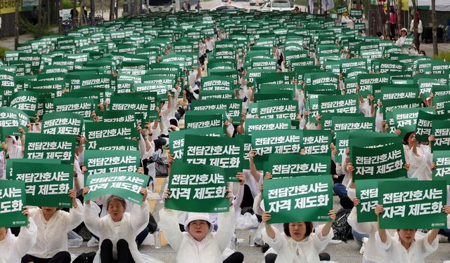대한간호협회와 간호대생 등이 2일 세종시 정부세종청사 보건복지부 앞에서 진료지원업무 수행하는 간호사교육 및자격관리 투명화와 법제화 촉구대회를 하고 있다.