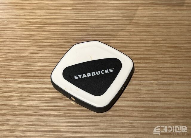 스타벅스가 기존 프리미엄 전략에서 벗어나 진동벨과 키오스크를 도입하는 등 운영 방식에 변화를 주고 있다.&nbsp;ⓒ투데이신문<br>