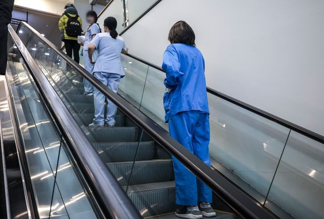 서울 소재 한 대학병원에서 간호사들이 이동하고 있다. [사진제공=뉴시스]