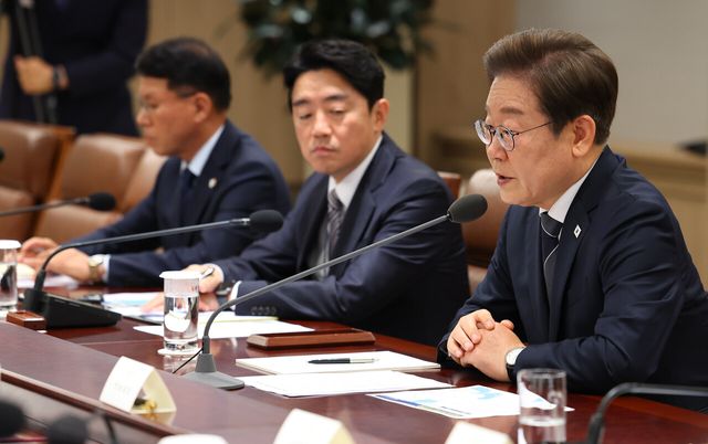 이재명 대통령이 13일 서울 용산 대통령실에서 이스라엘의 이란 공습과 관련한 경제안보 긴급 점검 회의를 주재하고 있다. [사진제공=뉴시스]