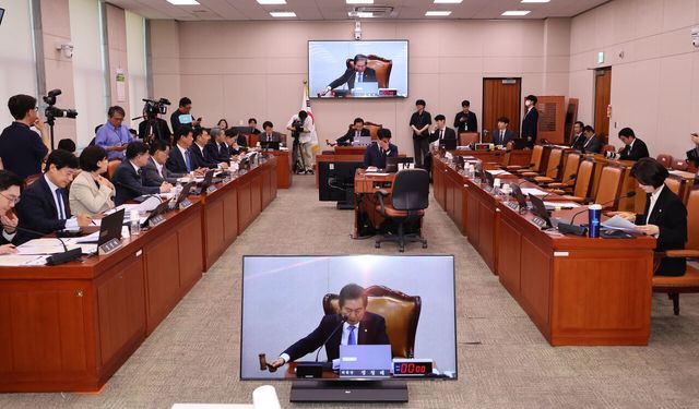 지난 7일 서울 여의도 국회에서 열린 법제사법위원회 전체회의에 국민의힘 의원들이 퇴장하고 더불어민주당 의원들이 자리를 지키고 있다. [사진제공=뉴시스]