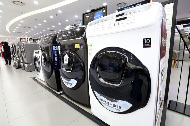 가전 품목 수출이 올해 들어 매달 감소세를 보이는 가운데 트럼프 정부가 일부 가전 품목에 관세 부과를 예고하며 국내 가전업계에&nbsp;긴장감이 감돌고 있다. [사진=뉴시스]<br>