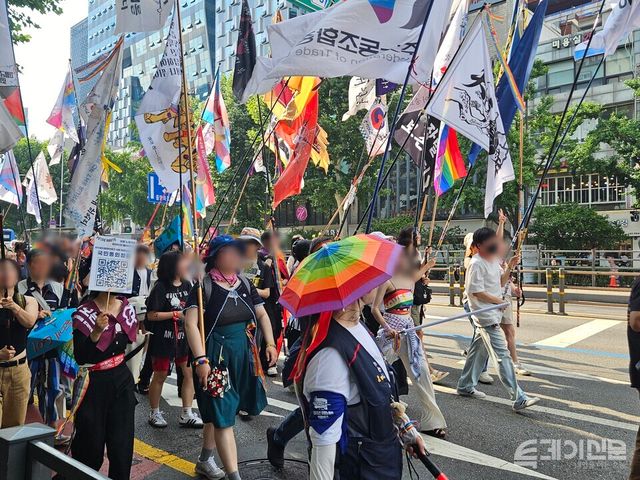 14일 오후 2025 서울 퀴어퍼레이드 참석자들이 행렬을 이어나가고 있다. ⓒ투데이신문<br>