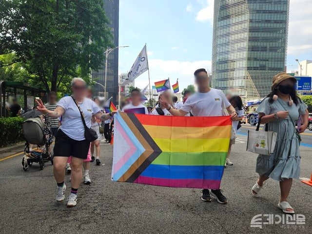 서울 퀴어퍼레이드 행렬에 참여한 퀴어 당사자들의 무지개 깃발. ⓒ투데이신문<br>