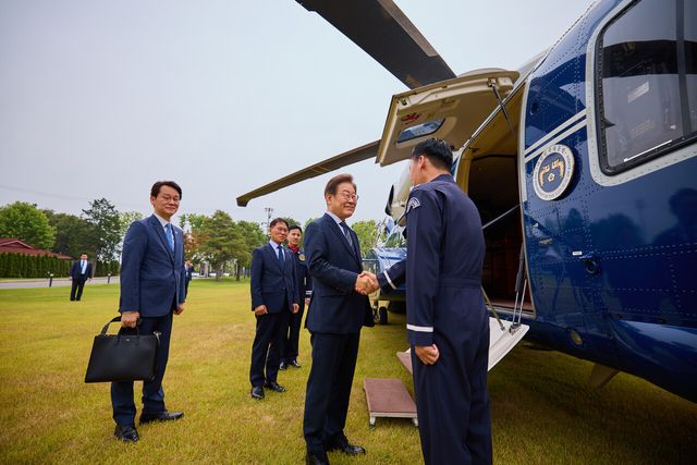 이재명 대통령이 지난 13일 서울 용산 대통령실 청사에서 전용 헬리콥터에 탑승하며 승무원과 인사를 나누고 있다. [사진제공=이재명 대통령 SNS/뉴시스]