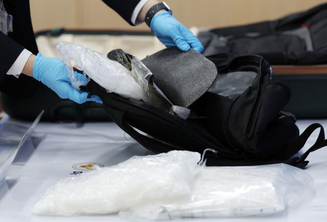 지난해 11월 21일 서울경찰청 마약범죄수사대가 필로폰이 숨겨진 가방과 밀입수된 필로폰을 다루고 있다. [사진제공=뉴시스]