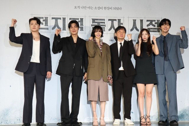 17일 오전 영화 <전지적 독자 시점> 제작보고회에 참석한 (왼쪽부터) 신승호 배우, 이민호 배우, 나나 배우, 김병우 감독, 채수빈 배우, 안효섭 배우&nbsp;©투데이신문