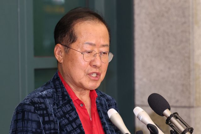 홍준표 전 대구시장이 17일 인천 중구 인천국제공항 제1터미널을 통해 귀국해 발언하고 있는 모습. [사진제공=뉴시스]