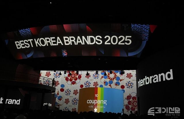 &nbsp;17일 서울 광진구 그랜드 워커힐에서 열린 ‘2025년 베스트 코리아 브랜드’에서 인터브랜드 문지훈 글로벌 대표 파트너가 ‘브랜드 정반합(正反合)’을 주제로 브랜드 전략 인사이트를 발표했다.&nbsp;©투데이신문<br>