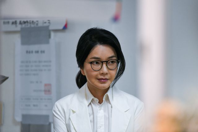 윤석열 전 대통령의 부인인 김건희 여사가 제21대 대통령선거일인 지난 3일 오전 서울 서초구 원명초등학교에 마련된 서초4동 제3투표소로 투표를 위해 입장하고 있는 모습. [사진제공=뉴시스]&nbsp;<br>