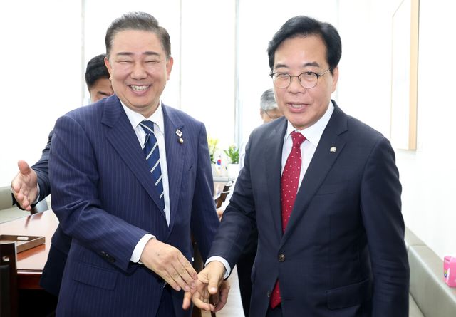 김병기 더불어민주당 당대표 직무대행 겸 원내대표가 지난 18일 오후 서울 여의도 국회 민주당 원내대표실에서 추경안 관련 논의를 마친 송언석 국민의힘 원내대표를 배웅하고 있는 모습. [사진제공=뉴시스]<br>