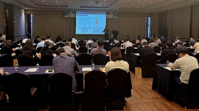 한국탄소산업진흥원이 지난 17일 전북 전주시 더메이 호텔에서 탄소제품 표준·인증 토탈솔루션 기업대상 전략설명회를 진행하고 있다. [사진제공=한국탄소산업진흥원]