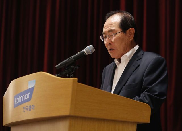 한국콜마 윤동한 회장이 장남 윤성한 부회장에게 증여한 콜마홀딩스 지분 반환 소송을 제기했다. [사진=뉴시스]