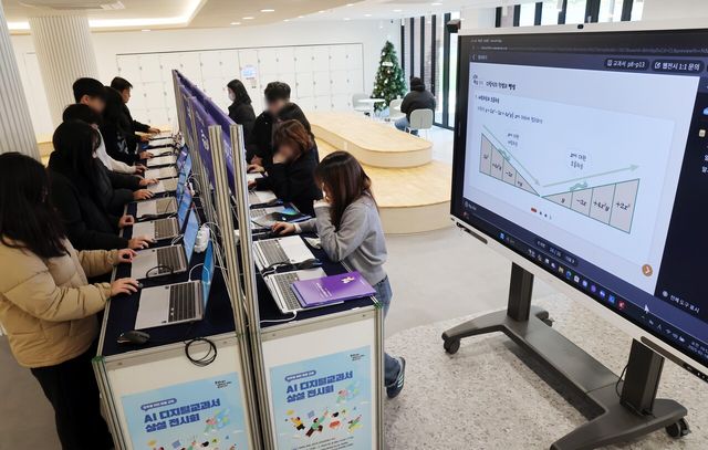 지난 2월 18일 부산 북구 SW·AI교육거점센터에서 교사들이 AI 교과서를 둘러보고 있다. [사진제공=뉴시스]