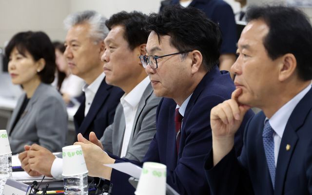 이한주 국정기획위원장과 위원들이 18일 세종시 정부세종컨벤션센터에서 열린 경제1분과 기획재정부 업무보고에서 기재부 참석자의 발언을 듣고 있다. [사진제공=뉴시스]