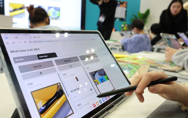 지난해 12월 13일 경기도 고양시 킨텍스에서 개최된 ‘2024 대한민국 교육혁신 박람회’에서 진열된 AI 교과서의 모습.&nbsp;[사진제공=뉴시스]