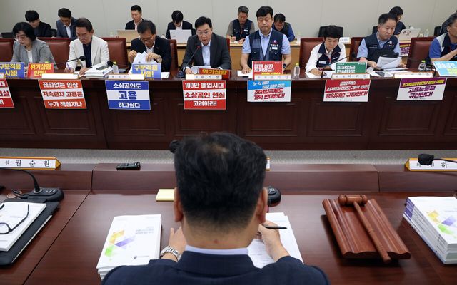 19일 세종시 정부세종청사에서 진행된 6차 전원회의에서 노사 위원들이 참석해 모두발언을 하고 있다. [사진제공=뉴시스]