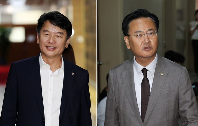 문진석(왼쪽) 더불어민주당 원내수석부대표와 유상범 국민의힘 원내수석부대표가 19일 서울 여의도 국회에서 여야 원내수석 회동을 위해 운영위원회 소회의실로 향하고 있다.&nbsp; [사진제공=뉴시스]