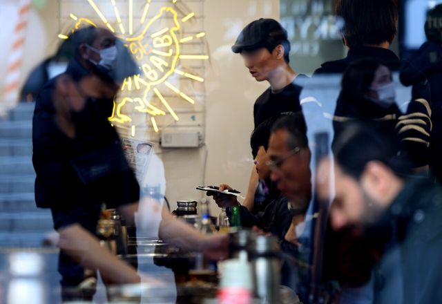 올해 최저임금이 1만30원인 가운데, 지난 1월 1일 서울 소재 한 가게에서 종업원이 일하고 있다. [사진제공=뉴시스]