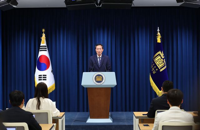 우상호 정무수석이 19일 서울 용산 대통령실에서 이재명 대통령의 여야 지도부 오찬 예정 관련 브리핑을 하고 있다. [사진제공=뉴시스]