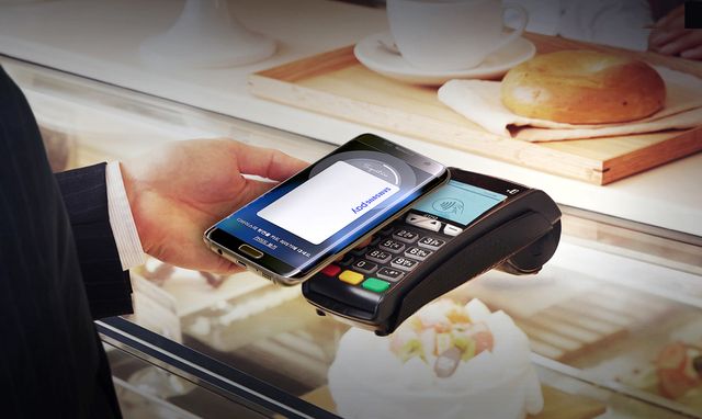 삼성전자 모델이 삼성페이를 사용하고 있다. [사진=뉴시스]