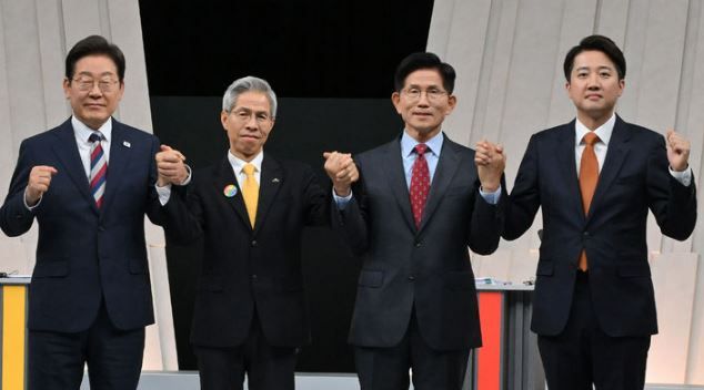 지난달 27일 오후 서울 마포구 상암동 MBC 스튜디오에서 열린 중앙선거방송토론위원회 주관 제21대 대통령선거 3차 후보자토론회 시작에 앞서 각 정당 대선후보들이 기념촬영을 하고 있다. 왼쪽부터 이재명 더불어민주당, 권영국 민주노동당, 김문수 국민의힘, 이준석 개혁신당 대선후보. [사진출처=뉴시스]