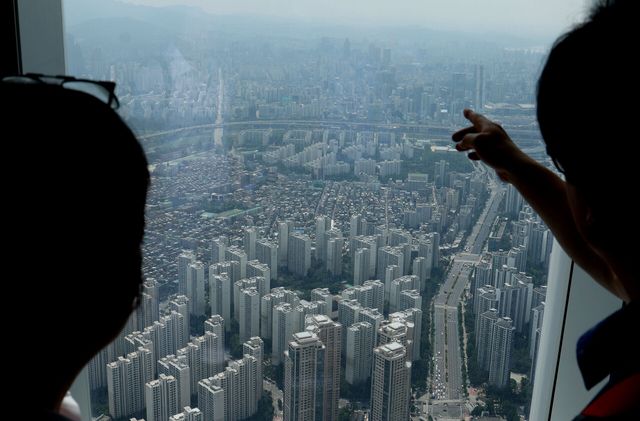 지난 26일 서울 송파구 롯데월드타워 전망대 서울스카이에 방문한 시민들이 서울 전경을 바라보고 있다. [사진제공=뉴시스]<br>