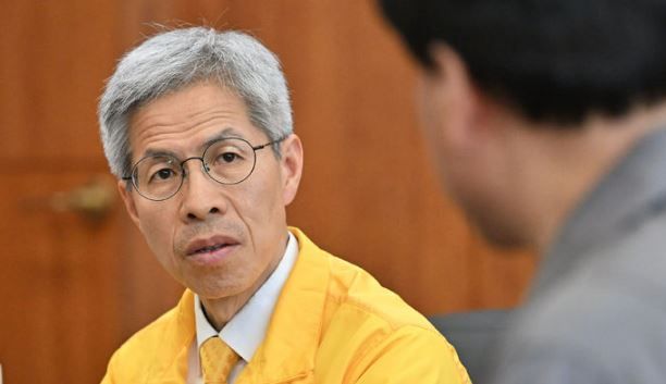 &nbsp;민주노동당 권영국 대선후보가 지난달 29일 오후 광주 광산구 금호타이어 광주공장에서 열린 노사간담회에 참여해 이야기를 듣고 있다.&nbsp;[사진출처=뉴시스]<br>